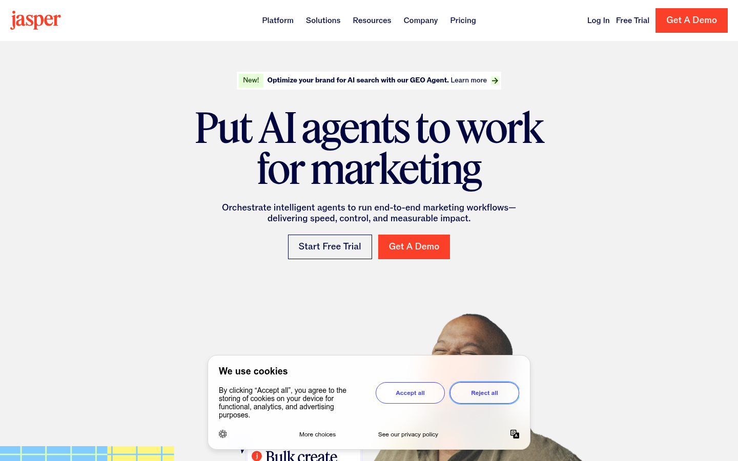 マーケティングワークフロー向けのAIエージェントを表示するJasper AIホームページ